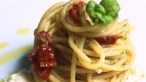 spaghetti di farro con alici e pomodori secchi: ricetta